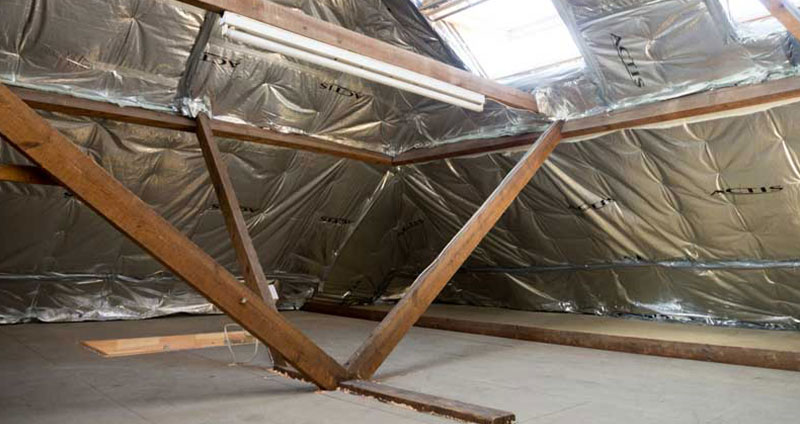 Tető szigetelés: A láthatatlan védelem, amely minden házat óv