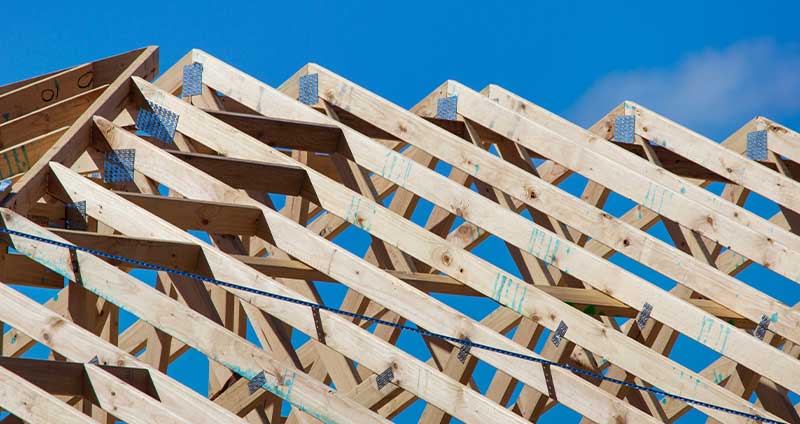 Szeglemezes tetőszerkezet: előnyök, hátrányok és a döntés valódi súlya